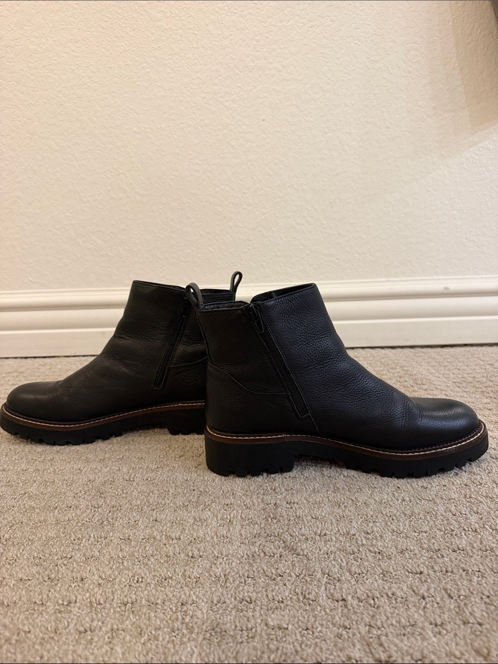 Nordstrom Black Water Resistant Leather Booties Zip Up 8.5- Lug Rubber Sole - Picture 3 of 9